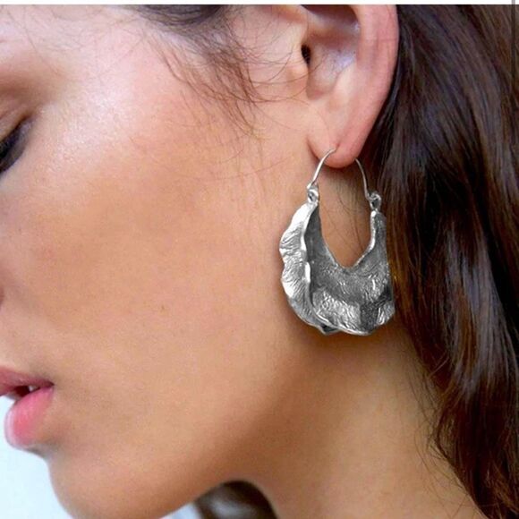 🔅🆕🔅✨BoHo Folded Silver Hammered Drop Hoop Earrings✨ - Picture 4 of 13